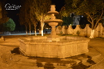 Vista nocturna de la Fuente de la Plaza